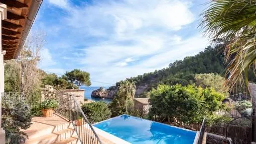 Villa, 2nd line of the sea in Cala Deia with holiday rental license